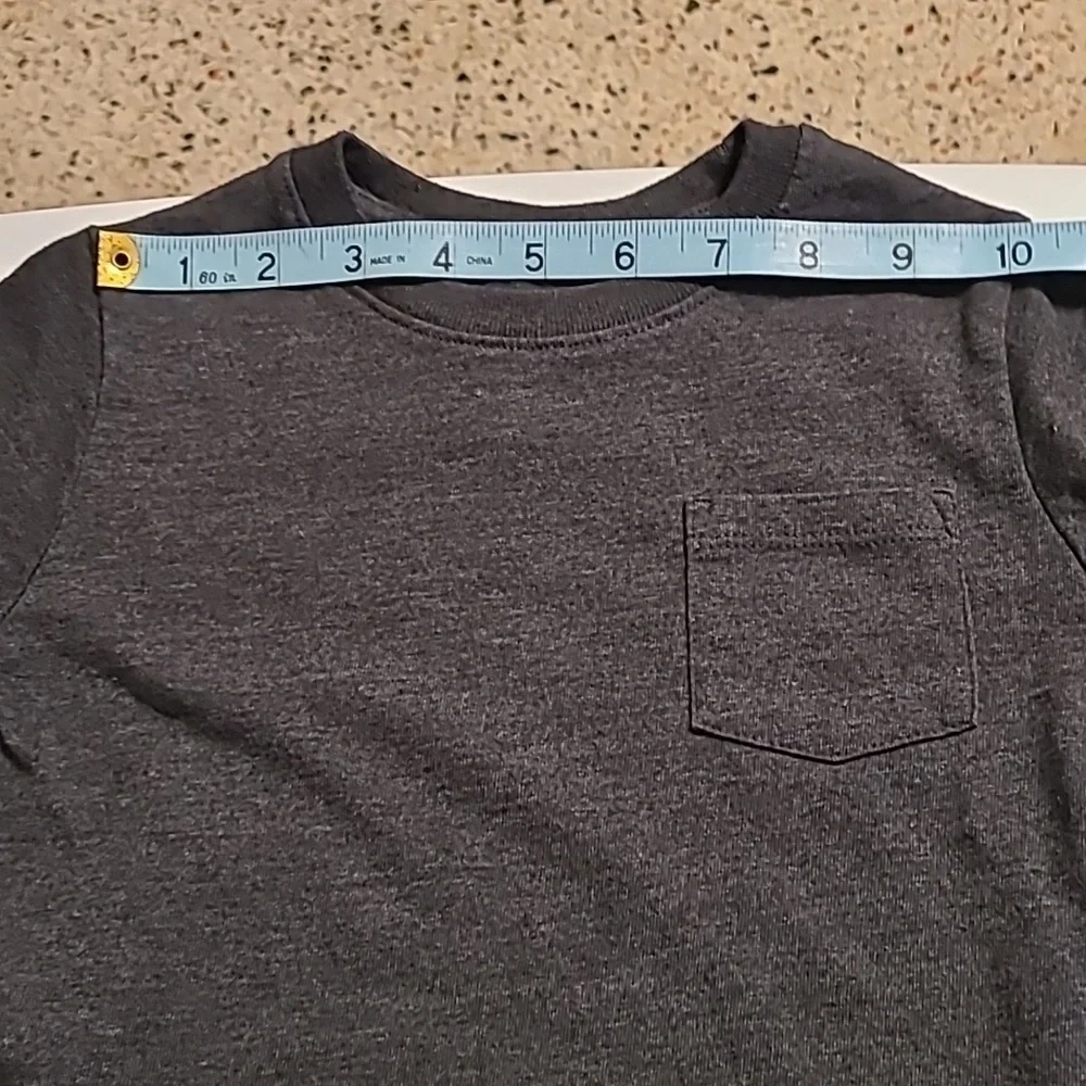 GAP KIDS Boys T-Shirt Size Dark Gray Size 5T Sleeve Crew Neck Cotton EUC